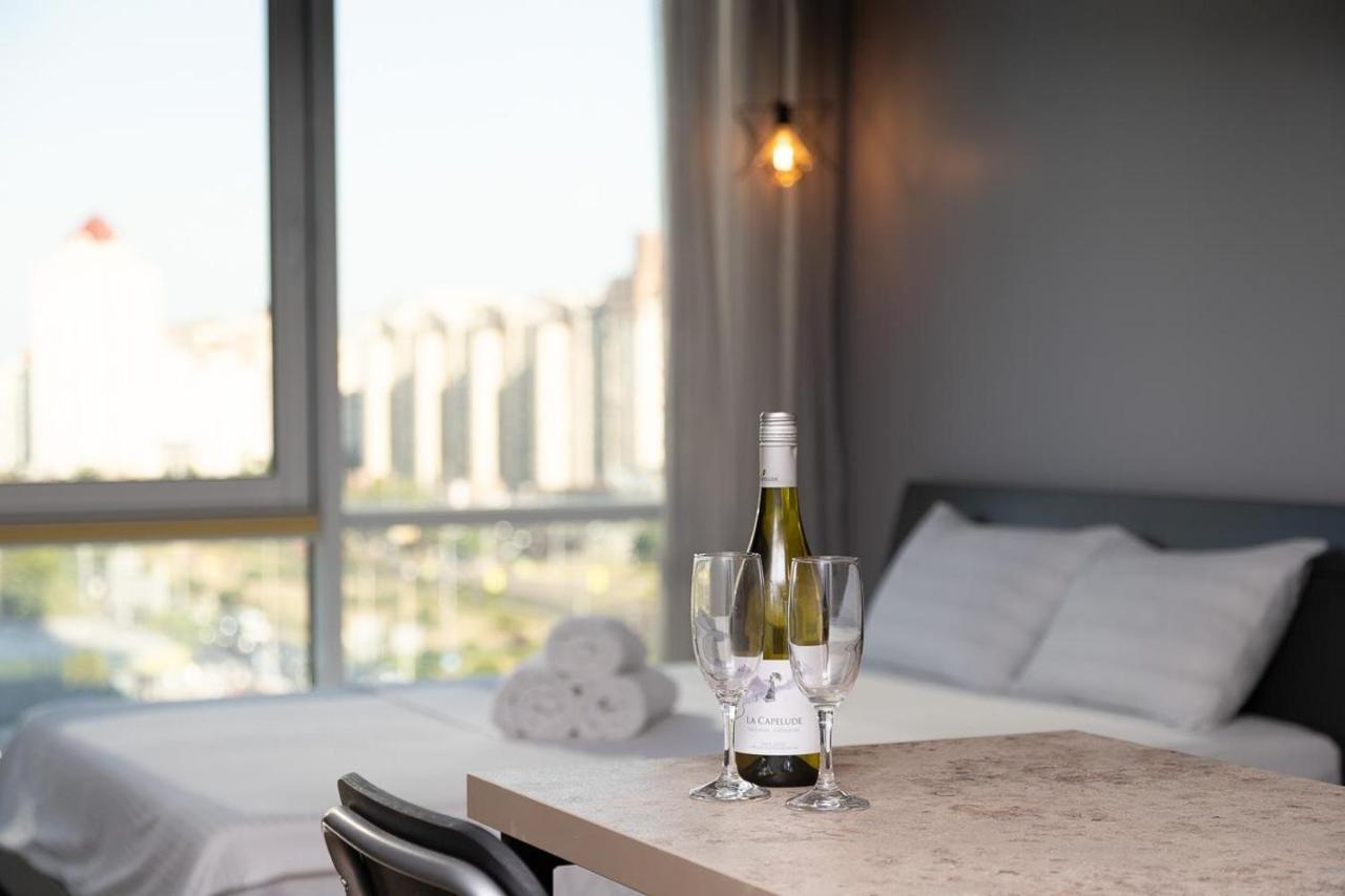 Stylish Panoramic Apartments. Smartplaza. Metro Minskaya Київ Екстер'єр фото