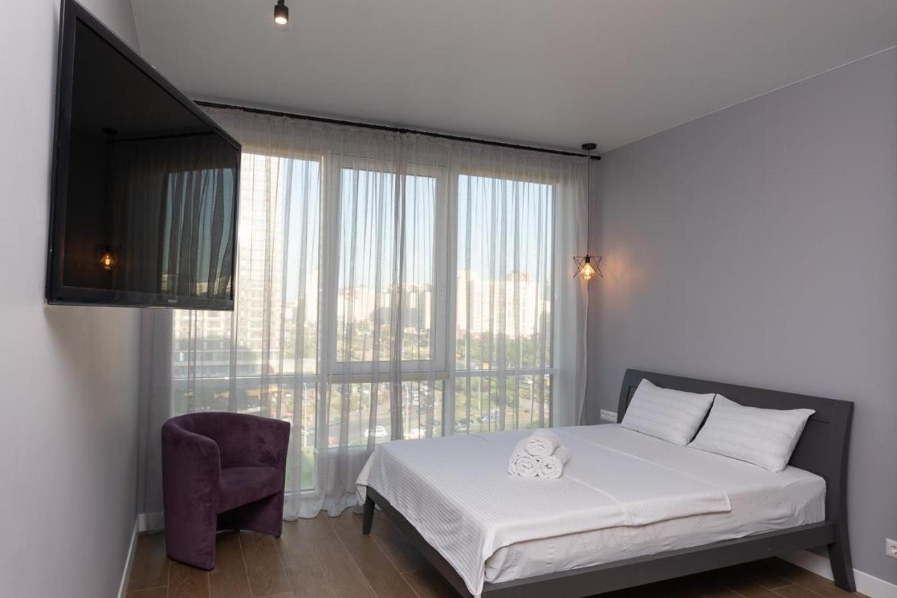 Stylish Panoramic Apartments. Smartplaza. Metro Minskaya Київ Екстер'єр фото
