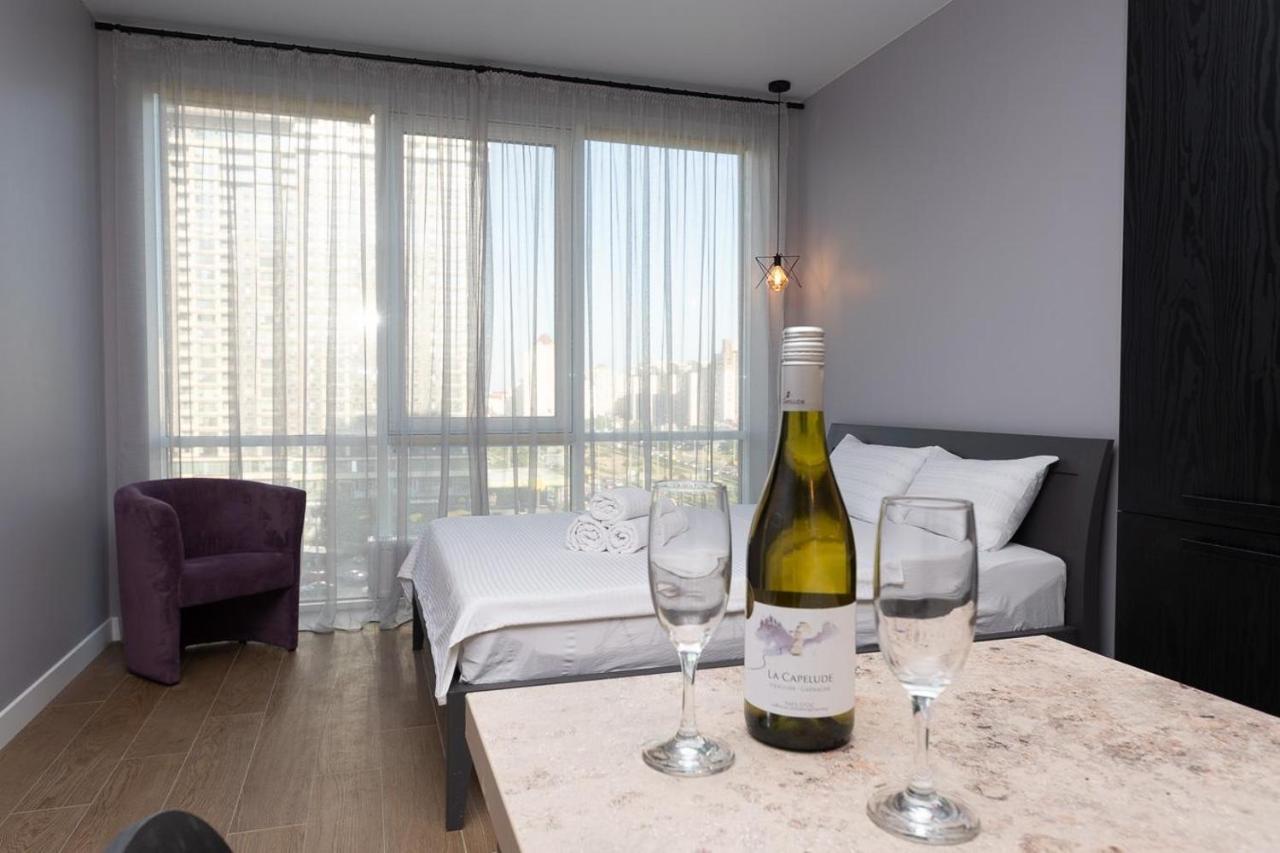 Stylish Panoramic Apartments. Smartplaza. Metro Minskaya Київ Екстер'єр фото